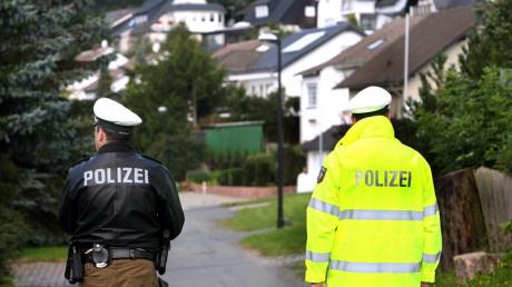 September 2007: Im Zuge der Ermittlungen nach der Sauerland-Gruppe sperren Polizeibeamte einen Weg im nordrhein-westfälischen Oberschledorn ab.