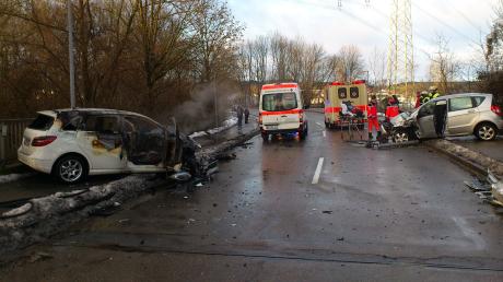 Zwischen Vöhringen und Illerrieden stießen gleich drei Fahrzeuge zusammen, mehrere Menschen wurden verletzt.