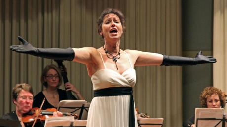 Elisabeth Artmeier will auch beim Neujahrskonzert 2013 das Publikum mit ihrem stimmgewaltigen Sopran begeistern. Archivbild