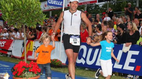 Mental hatte sich Markus Kratzer aus Biberbach im Bett, Rollstuhl und auf Krücken immer wieder vor Augen geführt, wie er mit seinen Kindern die Ziellinie eines Triathlons überlief (Foto). Drei Jahre nach seinem Unfall erfüllte sich dieser Traum dann beim „Ironman“ in Roth.