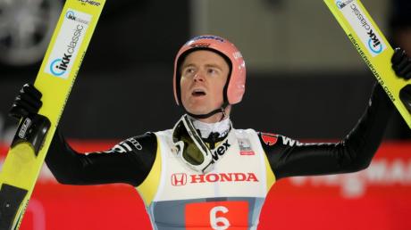 Nach seinem dritten Platz in Oberstdorf beim Auftaktspringen der Vierschanzentournee wirkt Severin Freund zunächst noch etwas ungläubig.