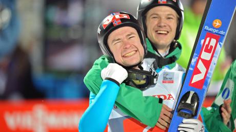 Anders Jacobsen und Tom Hilde haben Grund zum Jubeln. Die beiden Norweger springen um den Titel als Gesamtsieger der Vierschanzentournee ganz vorne mit. Verdanken sie ihren Erfolg einem Schuh?