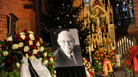 Der ehemalige Verteidigungsminister Peter Struck war am 19.12.2012 verstorben. Er wurde jetzt in seiner Heimatstadt Uelzen in Niedersachsen beigesetzt. 