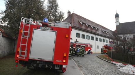 In einem Kloster in Füssen ist am frühen Sonntagmorgen ein Feuer ausgebrochen. Dabei wurde ein 100-jähriger Mönch lebensgefährlich verletzt.