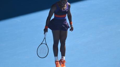 Serena Williams sensationell ausgeschieden: Die 31 Jahre alte Amerikanerin verlor am Mittwoch in Melbourne das Duell der Generationen gegen ihre zwölf Jahre jüngere Landsfrau Sloane Stephens mit 6:3, 5:7, 4:6 und kassierte damit erstmals seit Mitte August 2012 wieder eine Niederlage.