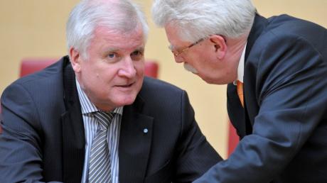 Bayerns Ministerpräsident Horst Seehofer (CSU) will einTV-Duell mit seinem Herausforderer Christian Ude (SPD). Hier im Bild spricht er mit Wirtschaftsminister Martin Zeil (FDP). 