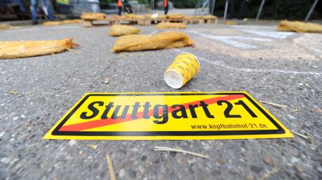 "Stuttgart 21" steht auf der Kippe: Möglicherweise wird der Aufsichtsrat der Deutschen Bahn AG schon bei seiner nächsten regulären Sitzung Ende Februar die Reißleine ziehen und aus dem Bauprojekt aussteigen, hieß es in Kreisen des Verkehrsausschusses des Bundestags gegenüber unserer Zeitung.