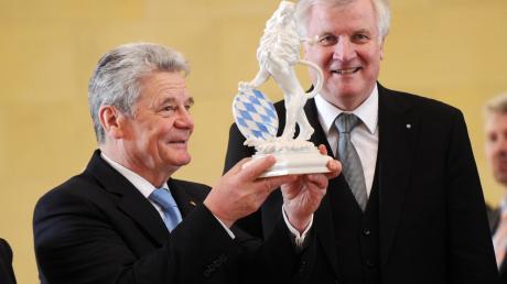 Der bayerische Ministerpräsident Horst Seehofer (rechts) schenkte  Bundespräsident Joachim Gauck bei seinem Besuch einen bayerischen Porzellanlöwen.