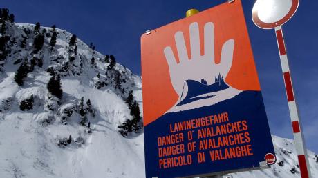 Bei einem Lawinenabgang in St. Anton am Arlberg sind am Montag zwei Menschen ums Leben gekommen. 