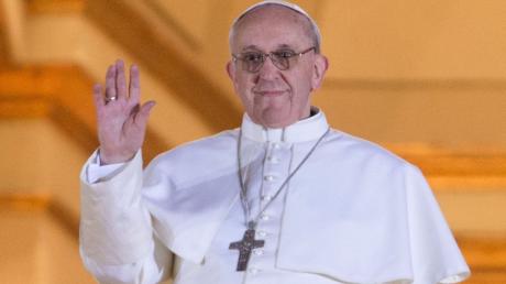 Kardinal Bergoglio winkt als neuer Papst Franziskus im Vatikan vom Balkon. Er ist als Nachfolger von Papst Benedikt XVI. gewählt worden, 