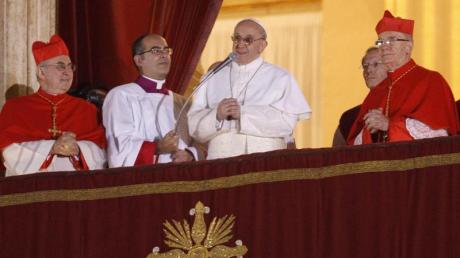 "Buona Sera": Der Ex-Kardinal Jorge Mario Bergoglio (M) aus Argentinien begrüßte so gestern Abend um kurz nach acht als Papst Franziskus die Gläubigen auf dem Petersplatz.