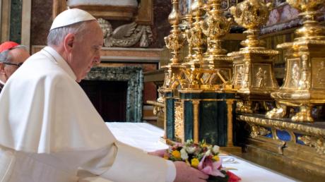 Papst Franziskus beim Gebet in der Basilika Santa Maria Maggiore am Donnerstagmorgen. Der weitere Tag nach der Papstwahl im Ticker.