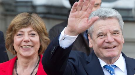 Bundespräsident Joachim Gauck und seine Lebensgefährtin Daniela Schadt am Freitag bei ihrem offiziellen Antrittsbesuch in Hessen. Am Montag jährt sich die Wahl Gaucks zum ersten Mal. 