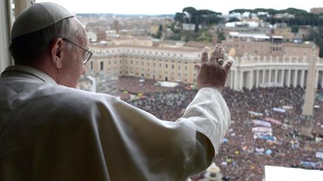 Ein Blick aus den künftigen Gemächer des Papstes im Apostolischen Palast: Etwa 150.000 Menschen kamen auf dem Petersplatz in Rom, um Papst Franziskus bei seinem ersten Angelus-Gebet zu sehen. 