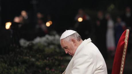 Papst Franziskus hat am Karfreitag in Rom den Kreuzweg gebetet.