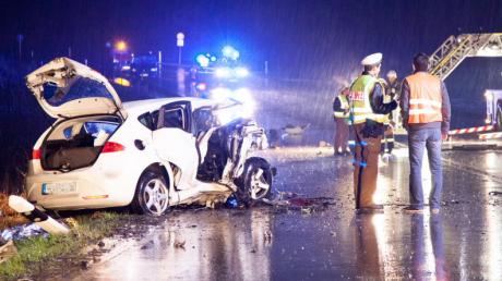 Beim Zusammenstoß zweier Autos bei Pähl (Kreis Weilheim-Schongau) sind drei Menschen ums Leben gekommen. Eine junge Frau erlitt lebensgefährliche Verletzungen.
