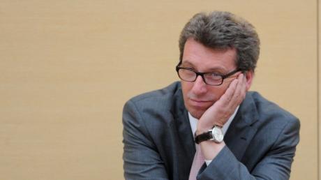 Der Fraktionsvorsitzende der CSU, Georg Schmid, steht vor Beginn der Plenarsitzung im Bayerischen Landtag in München. 