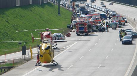 Ein 55-Jähriger Pkw-Fahrer ist am Samstagvormittag bei einem schweren Unfall auf der Autobahn 8 ums Leben gekommen.