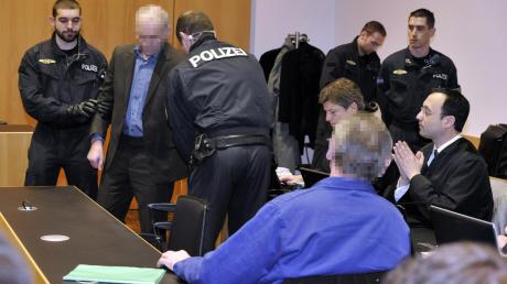 Im Polizistenmord-Prozess vor dem Augsburger Landgericht zweifeln die Verteidiger der Angeklagten Rudi R., 58, und Raimund M., 60, an der Eindeutigkeit eines DNA-Gutachtens des Landeskriminalamtes.