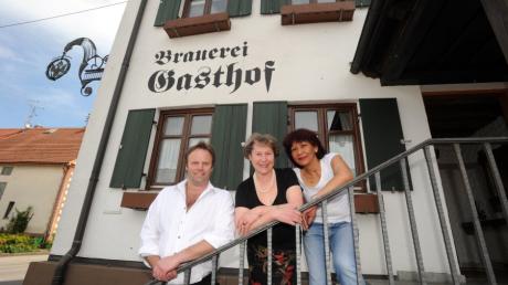 Ralf Hauke, Nina Hauke und Inggie Weinl vor ihrem Gasthof – direkt neben der Ustersbacher Brauerei.