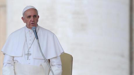 Papst Franziskus hat angeblich einen Exorzismus ausgeführt. Der Vatikan dementiert die Gerüchte.