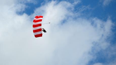 Ein Fallschirmspringer hat zwei gleichwertige Systeme. Jeweils eines bereitete zwei Sportlern an Pfingsten offensichtlich Probleme.  Symbolbild