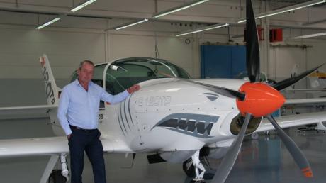 André Hiebeler, CEO bei Grob Aircraft in Mattsies, mit einem Flugzeug G120 TP.