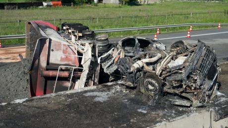 Auf der A8 bei Sulzemoos ist am Donnerstagnachmittag ein Lastwagen verunglückt. Der Fahrer starb. Zwei weitere Personen wurden schwer verletzt.