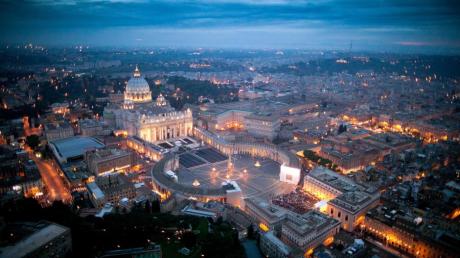 Für Vatikan-Kenner steht fest: Im Kirchenstaat geht es sehr weltlich zu. Es gebe Homosexuelle, Rivalitäten und Erpressung.