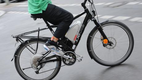Ein E-Bike-Fahrer war mit einer Geschwindigkeit von 50 Stundenkilometern auf einem Gehweg in Möttingen unterwegs. 