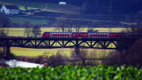 Die Brücke über die Wörnitz auf der Strecke zwischen Donauwörth und Treuchtlingen ist derzeit nur eingleisig befahrbar. Züge verspäten sich dort voraussichtlich mehrere Wochen lang.