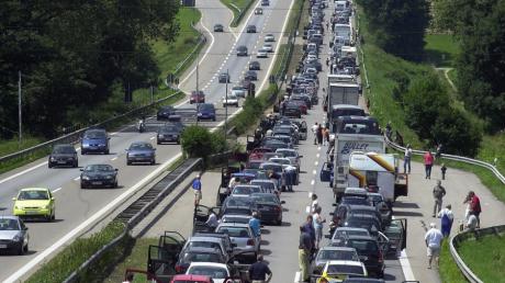 Die Autobahn8 ist nach einem Lkw-Unfall zwischen Adelsried und Zusmarshausen (Kreis Augsburg) gesperrt.
Symbolbild : Fred Schöllhorn
