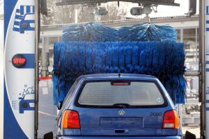 Nach der Fahrt durch die Waschanlage ist Ihr Wagen nicht wiederzuerkennen? Wenn Sie diese Tipps beachten, stehen Sie mit dem Schaden nicht alleine da.