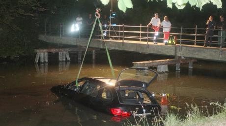 Ein 49-jähriger Autofahrer ist in der Nacht auf Samstag mit seinem Auto im Augsburger Stadtgraben gelandet.