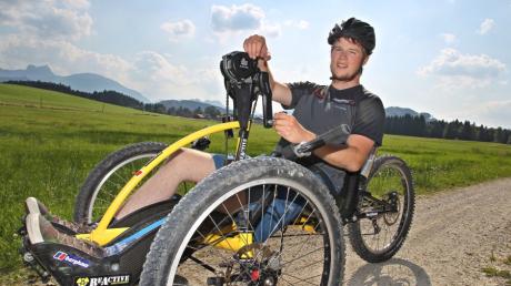 Felix Brunner will mit einem gelände-tauglichen Handbike die Alpen überqueren. Am kommenden Samstag beginnt seine Tour nach Riva am Gardasee.