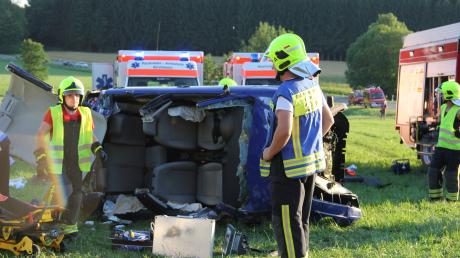 Nach einem schweren Unfall zwischen Markt Wald und Tussenhausen schwebt der Fahrer in Lebensgefahr. Er war nicht angeschnallt und wurde aus dem Auto geschleudert.