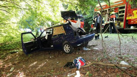 Bei einem schweren Unfall im Kreis Günzburg sind fünf junge Männer verletzt worden. 