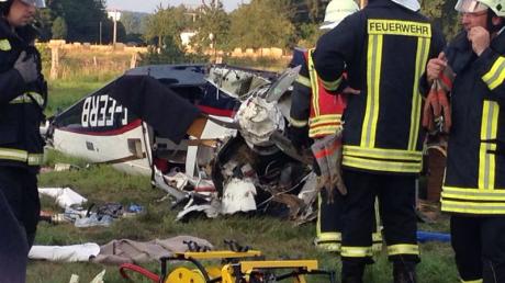 Beim Absturz eines Sportflugzeugs in Fröndenberg östlich von Dortmund sind am Dienstag fünf Menschen  ums Leben gekommen, darunter ein Kind. 