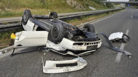 Nach einem schweren Unfall auf der Autobahn bei Greifenberg (Landkreis Landsberg) flüchtete der Verursacher.