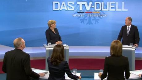 HANDOUT - Der Screenshot zeigt Bundeskanzlerin Angela Merkel (CDU) und Kanzlerkandidat Peer Steinbrück (SPD, beide hinten) während des TV-Duells am 01.09.2013 in den Fernsehstudios in Berlin-Adlershof. Das Fernsehduell wird live übertragen. Vorne stehen die Moderatoren Peter Kloeppel (RTL, r-l), Maybrit Illner (ZDF), Anne Will (ARD) und Stefan Raab (ProSieben). Foto: RTL/dpa +++(c) dpa - Bildfunk+++