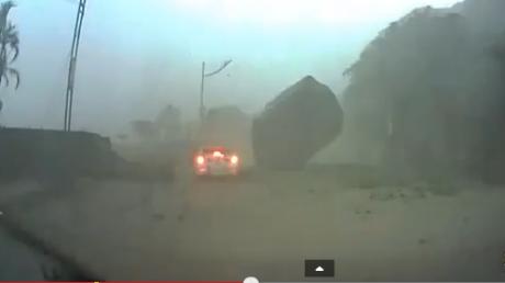 Dramatischer Erdrutsch in Taiwan: Nur Zentimeter verfehlte ein riesiger Feldbrocken dabei ein Auto samt Insassen. Ein Amateurfilmer hielt die Szene fest.