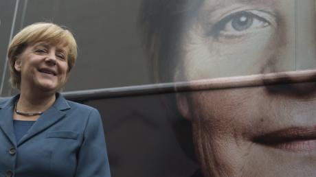 Angela Merkel auf Stimmenfang, wie hier vor einem CDU-Wahlkampfbus in Berlin, auf dem das Gesicht der Kanzlerin prangt.