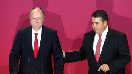 Enttäuscht: SPD-Kanzlerkandidat Peer Steinbrück (l) und SPD-Parteivorsitzender Sigmar Gabriel  am Wahlabend.