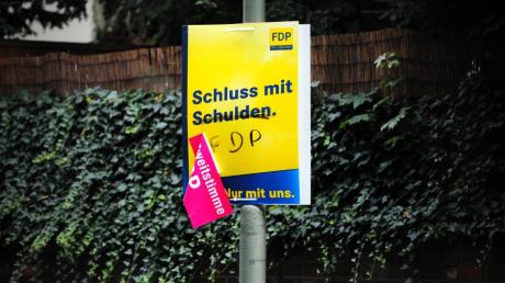 Wer den Schaden hat ... Dieses verfremdete Wahlplakat in Offenbach drückt aus, was viele Wähler dachten. Die FDP wurde abgewählt und ist erstmals in ihrer Geschichte nicht im Bundestag vertreten. Politikberater Frank Stauss sagt, die Partei müsse nun auf die Länder setzen, um zu überleben.