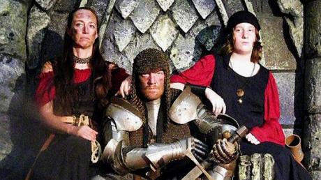 Als finsterer Burgherr posiert Thomas hier mit seiner Tochter Tatjana und Ex-Frau Brigitte (links).