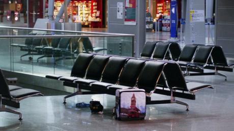 Das Foto der Bundespolizei zeigt den Koffer im Terminal des Flughafens Düsseldorf. Das herrenlose Gepäckstück verursachte eine dreistündige Sperrung des Düsseldorfer Flughafens.