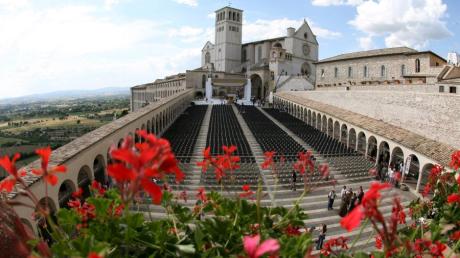 Auf diesem Platz vor der Unterkirche der Basilika von San Franceso in Assisi wird Papst Franziskus am Freitag seine Messe zelebrieren. 
