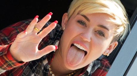 Miley Cyrus - in einer Familiensendung: Die Sängerin, die zuletzt vor allem mit Nackt-Eskapaden für Aufsehen sorgte, wird Stargast in der nächsten "Wetten, dass..?"-Sendung.