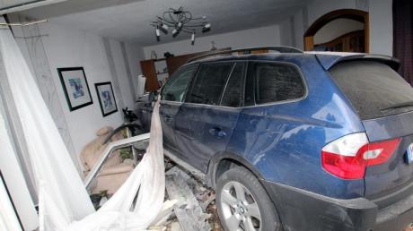 Ein 87-Jähriger ist mit seinem BMW in das Wohnzimmer einer Königsbrunner Familie gekracht.