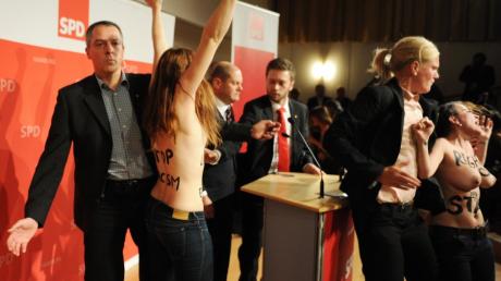 Femen-Aktivistinnen haben einen Auftritt von Hamburgs Oberbürgermeister Olaf Scholz gestört.